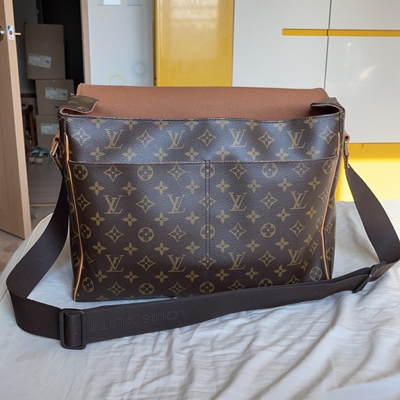 2004 Louis Vuitton Monogram Canvas Abbesses Messenger Bag in Great Condition. - Picture 7 of 13